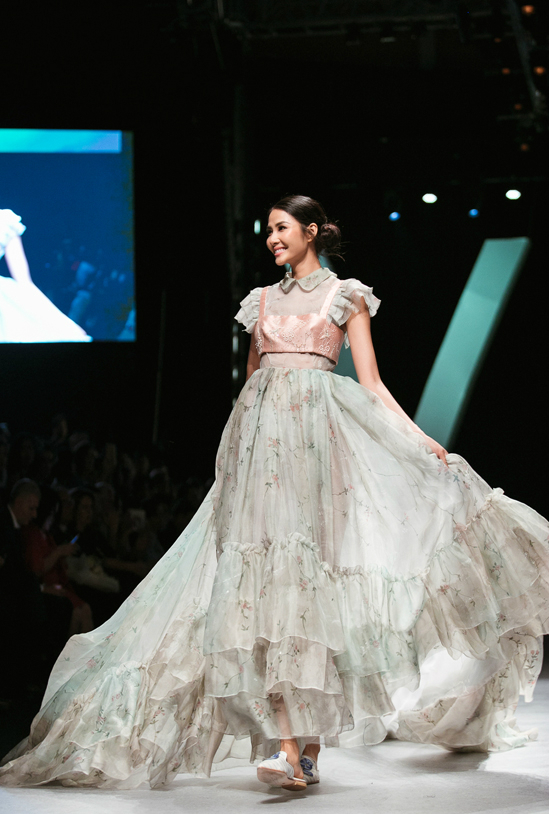 Hoàng Thùy cầm váy chạy trên sàn diễn thời trang